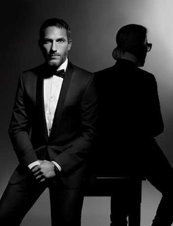 Sébastien Jondeau (i) y Karl Lagerfeld posan para una foto que aparece en el libro "Ça va, cher Karl?". El colaborador más silencioso del diseñador Karl Lagerfeld, su "hombre para todo", Sébastien Jondeau, ha sacado los trapos sucios a relucir en el libro "Ça va, cher Karl?", en el que revela la rivalidad entre los favoritos del "Káiser", pero también las traiciones y cotilleos de sus amistades más célebres. EFE/Editions Flammarion