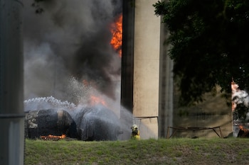 La explosión ocurrió durante una operación de trasiego de combustible en instalaciones ubicadas bajo la estructura. (AP Foto/Matías Delacroix)