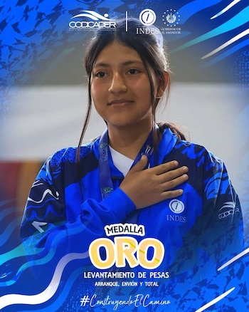 Emily Alarcón ganó tres medallas de oro para El Salvador en levantamiento de pesas al imponerse en arranque, envión y total de los 48 kilogramos. (Foto cortesía INDES)