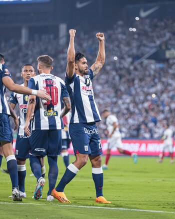 Andrés Andrade celebrando su gol