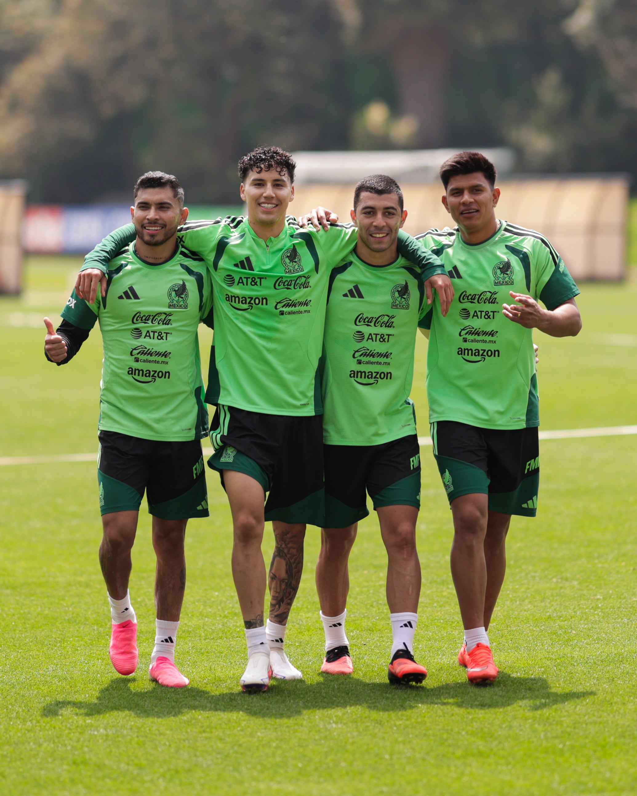Cuatro jugadores de la Selección Mexicana caminan juntos por la cancha durante el inicio de su concentración. (Cortesía FMF)