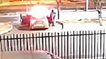 La policía aún busca a