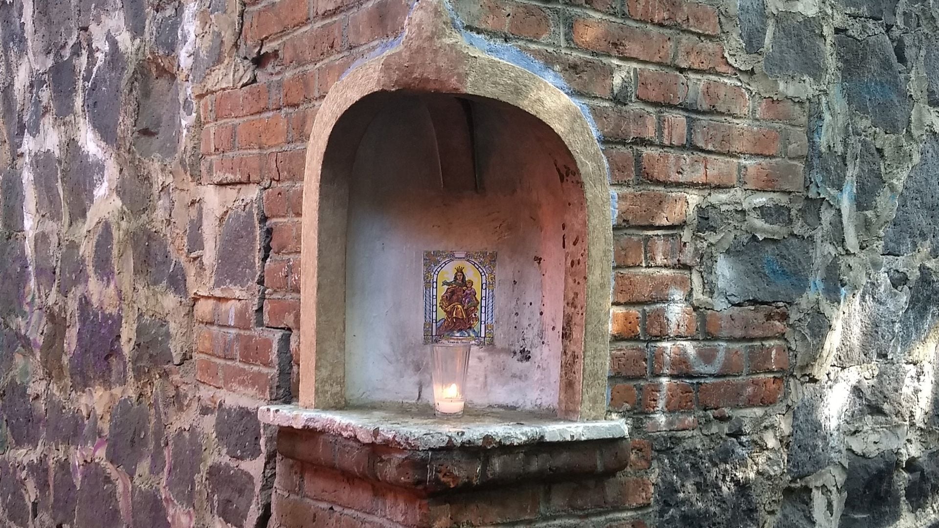 El Callejón del Aguacate es uno de los sitios más enigmáticos de Coyoacán. (X/@Cesarbuenrostro)