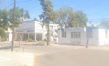 Fachada de la Comisaría 17 y la Secretaría de Desarrollo Social en una calle soleada con árboles y postes de luz