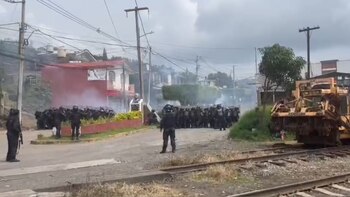 Con explosivos caseros y piedras: