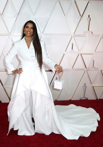 Por último, Laura Malpeli de Jordaan dijo que Lilly Singh "tampoco se vio favorecida por volados ya que tanto movimiento hizo que ella perdiera protagonismo y quitó armonía a la imagen que proyectó. Esto se observó especialmente en la parte inferior del atuendo que combinó vestido con pantalón"