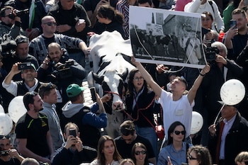 La gente se encuentra junto