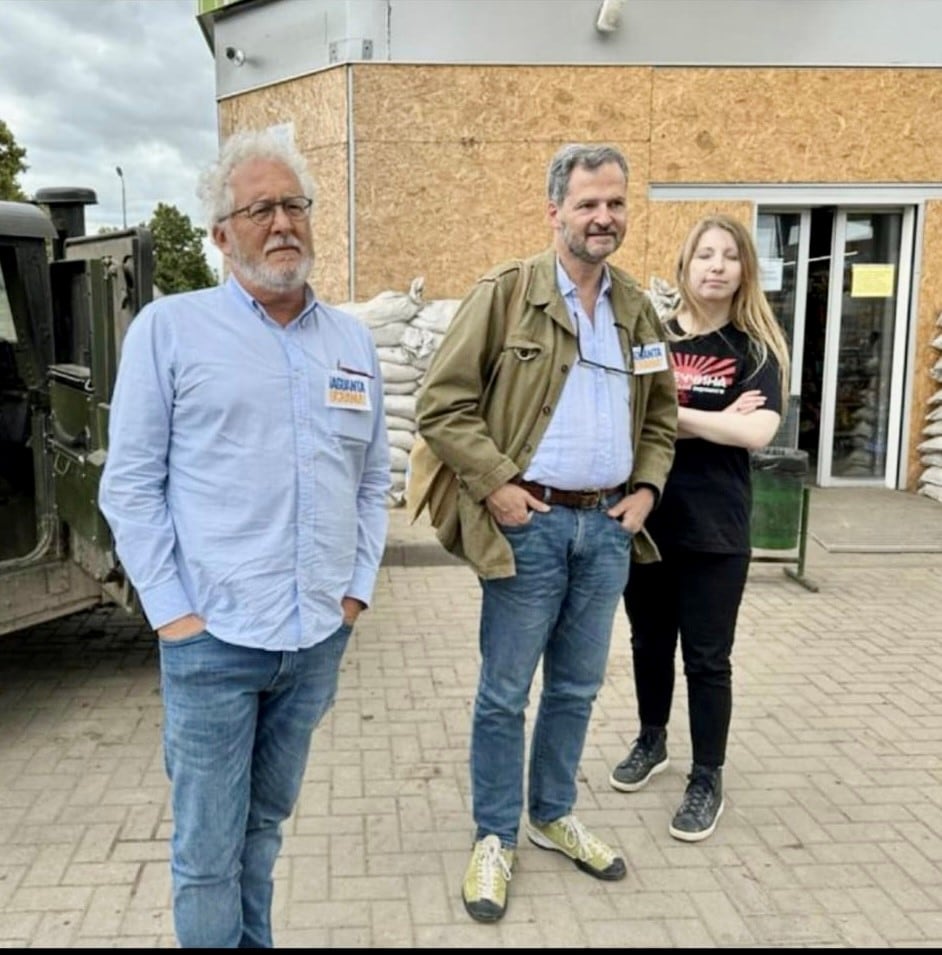 Héctor Abad Faciolince, Sergio Jaramillo y Victoria Amelina, horas antes del ataque ruso en Kramatorsk que provocó las heridas y la posterior muerte de Victoria.