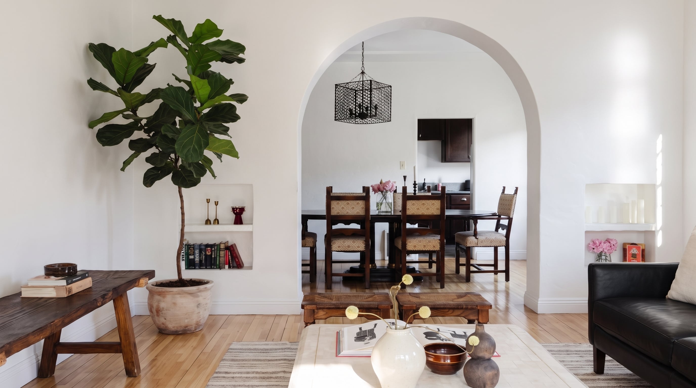 Las plantas de interior suman volumen, textura orgánica y color al living. (Imagen Ilustrativa Infobae)