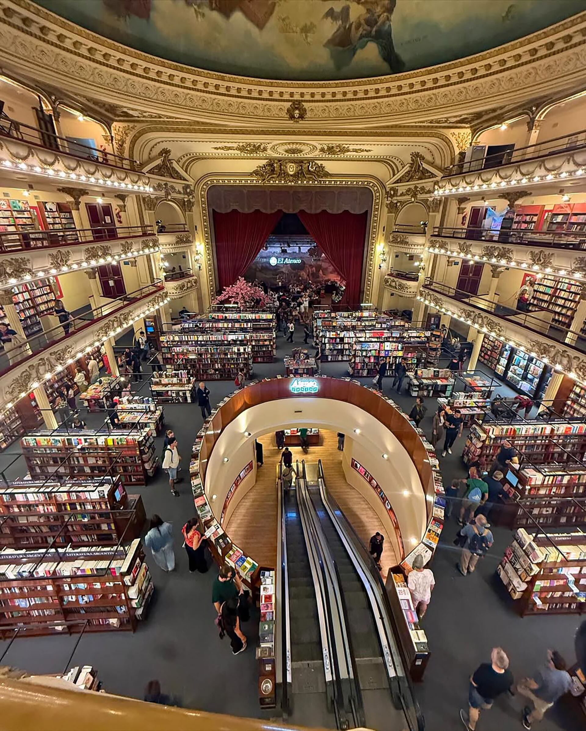 La librería Yenny-Grand Splendid, en Avenida Santa Fe y Callao, única en el mundo