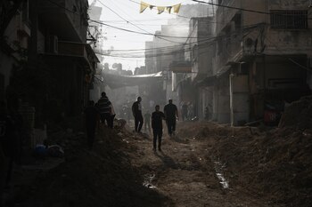 Personas caminan por una calle