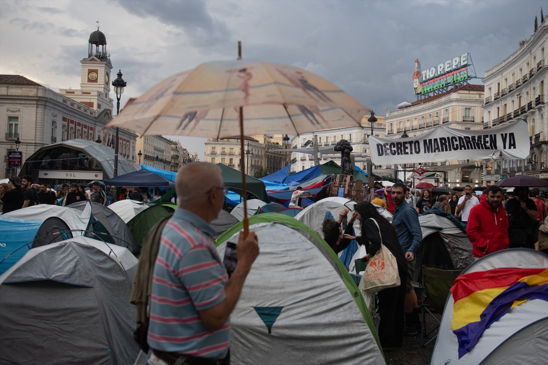 Imagen de la acampada en la Puerta del Sol en Madrid tras el rechazo de Junts, PP y Vox a los decretos de vivienda. (Fernando Sánchez / Europa Press)