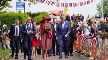 El vestido elegido por la reina no era nuevo en su armario: lo estrenó en junio de 2017 para la visita a un jardín de rosas y el Día de los Vecinos (@koninklijkhuis)