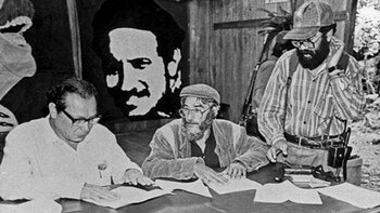 Manuel Marulanda "Tirofijo" y Alfonso