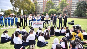 La fundación River Plate entregó agua potable, balones y equipamiento deportivo a la Cruz Roja de Colombia para los afectados del terremoto