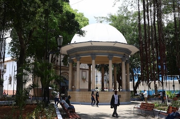 ACOMPAÑA CRÓNICA: PANAMÁ HISTORIA AME826. CIUDAD DE PANAMÁ (PANAMÁ), 07/04/2026.- Fotografía del 1 de abril de 2026 que muestra personas caminando en el parque de Santa Ana, en Ciudad de Panamá (Panamá). Entre calles de nombres enigmáticos, avenidas marcadas por hitos históricos y espacios públicos cargados de simbolismo, el centro histórico de Ciudad de Panamá revela una identidad forjada tanto por hechos documentados como por relatos donde conviven mito y construcción de identidad nacional. EFE/ Carlos Lemos