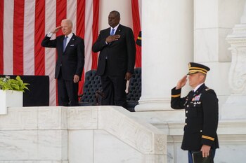 Joe Biden junto al secretario