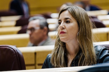 22/10/2025 La senadora del PP, Rocío Dívar, durante una sesión plenaria, en el Senado, a 22 de octubre de 2025, en Madrid (España). El pleno debate la propuesta del Grupo Popular para plantear un conflicto de atribuciones con el Gobierno por no haber presentado los Presupuestos Generales del Estado de 2026, conforme al artículo 134 de la Constitución. Además, se discuten mociones sobre una política migratoria ordenada, la mejora del trabajo autónomo y la defensa del derecho de las mujeres a la interrupción voluntaria del embarazo.
POLITICA
Carlos Luján - Europa Press