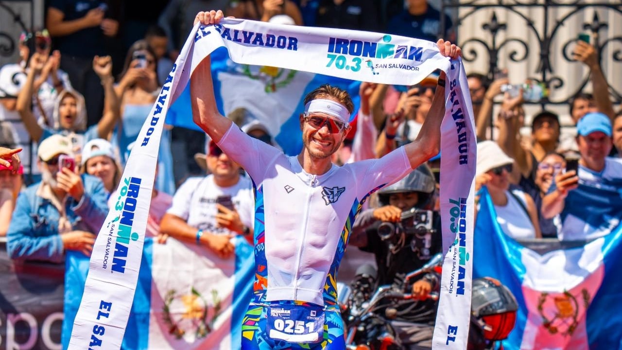 Raúl Tejada gana el IRONMAN 70.3 San Salvador y consolida su liderazgo en el triatlón internacional al cruzar la meta frente al Palacio Nacional. (Foto cortesía Secretaría de Prensa)