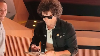 Enrique Bunbury firma autógrafos a