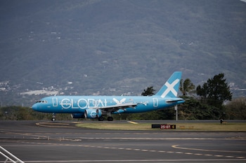 AME2437. SAN JOSÉ (COSTA RICA), 11/04/2026.- Fotografía que muestra un avión que trasporta a 25 migrantes provenientes de los Estados Unidos este sábado, a su llegada al Aeropuerto Internacional Juan Santamaría en San José (Costa Rica). Las autoridades de Costa Rica recibieron el primer vuelo de migrantes deportados desde Estados Unidos, en el cual viajaron 25 personas de países como Albania, Camerún, China, Guatemala, Honduras, India, Kenia y Marruecos y una costarricense, como parte del acuerdo de cooperación migratoria entre ambos países. EFE/ Jeffrey Arguedas