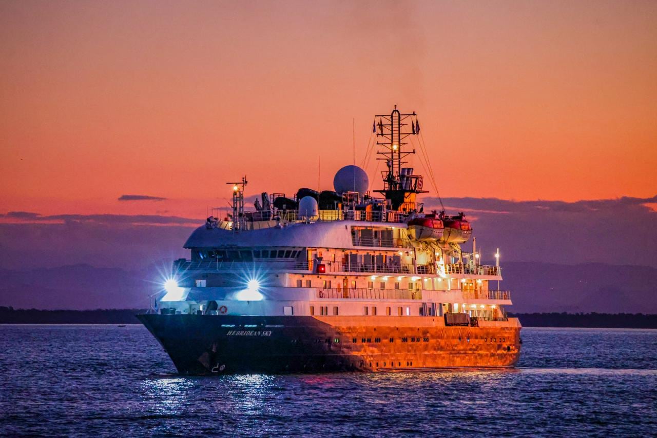 El crucero de lujo Hebridean Sky arribó al puerto de La Unión en El Salvador, marcando la tercera llegada de cruceros en 2026 y afianzando el crecimiento turístico. (Cortesía: Secretaría de Prensa de El Salvador)
