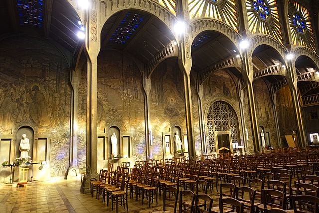 Los frescos del la iglesia prefabricada en París. (Wikimedia Commons)