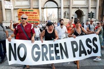 Antivacunas durante una protesta contra el pasaporte sanitario el 14 de agosto en Roma (REUTERS/Remo Casilli)