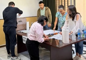 O Ministro das Relações Exteriores anunciou o novo dia de eleições para os peruanos no exterior. Navio: O Peruano.