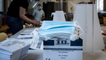 Macron mide sus fuerzas con los republicanos en las elecciones municipales de Francia luego de haber suspendido la segunda vuelta por el coronavirus