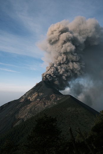 Humo expulsado por el Volcán