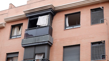 Abrazados y en el baño: