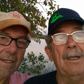 Su abuelo, a la derecha: