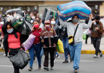 Ambulantes se desplazan luego de