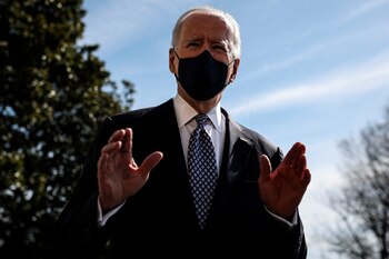 El presidente Joe Biden habla con los periodistas