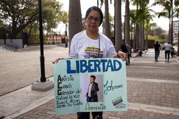 Una mujer sostiene un cartel