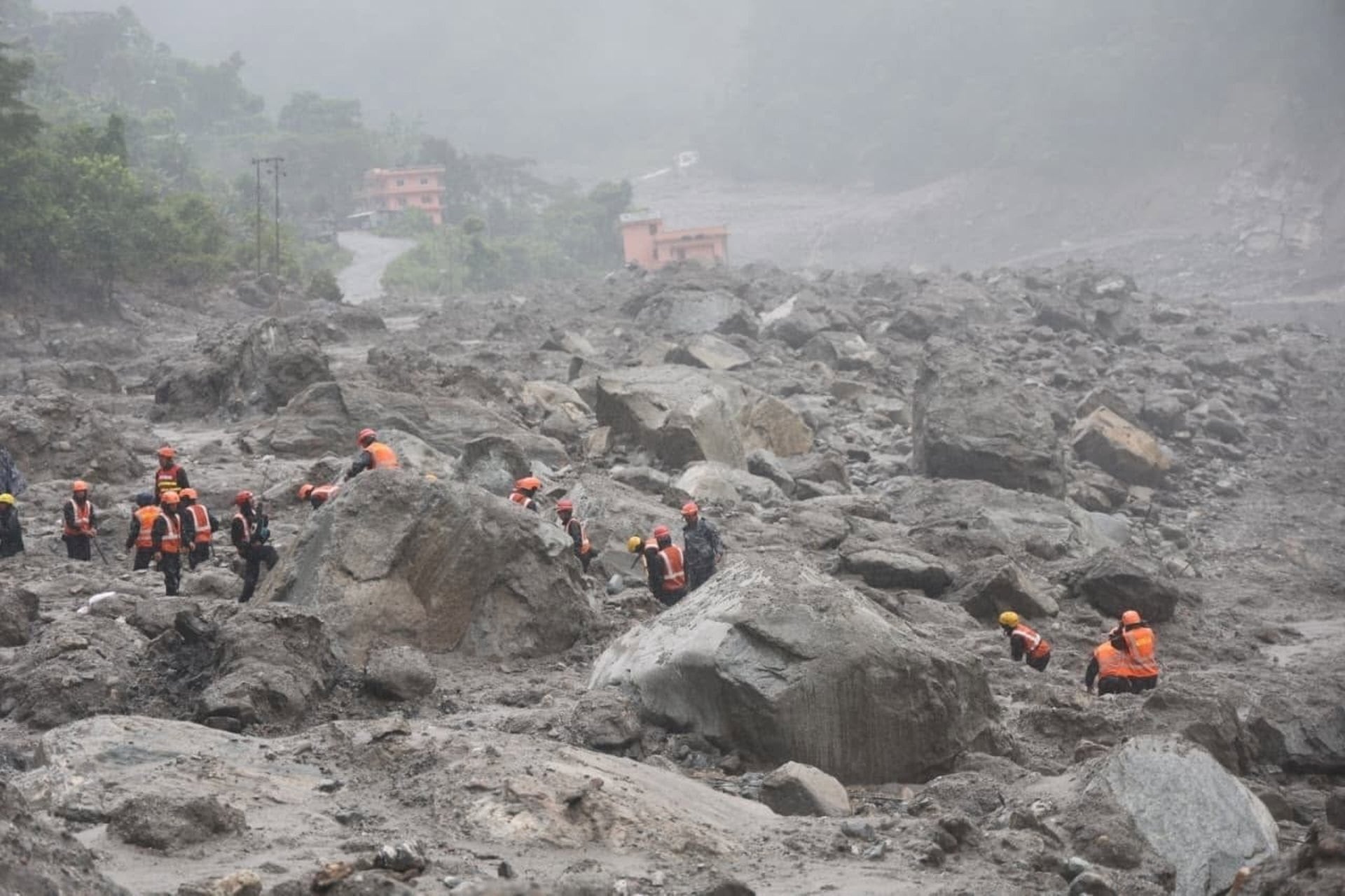 29/08/2026 Labores de rescate tras la riada en Nepal.
El Gobierno de Nepal ha destacado que China e India ya colaboran con las autoridades en la respuesta a la grave riada que el pasado miércoles arrasó la cuenca del río Bhotekoshi en la frontera con China, mientras que otros países como Japón o Australia han realizado ya aportaciones después de la catástrofe, que se ha cobrado por el momento 675 vidas, según el último balance oficial.
SOCIEDAD ASIA NEPAL
NDRRMA DE NEPAL