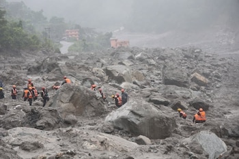 29/08/2026 Labores de rescate tras la riada en Nepal.
El Gobierno de Nepal ha destacado que China e India ya colaboran con las autoridades en la respuesta a la grave riada que el pasado miércoles arrasó la cuenca del río Bhotekoshi en la frontera con China, mientras que otros países como Japón o Australia han realizado ya aportaciones después de la catástrofe, que se ha cobrado por el momento 675 vidas, según el último balance oficial.
SOCIEDAD ASIA NEPAL
NDRRMA DE NEPAL