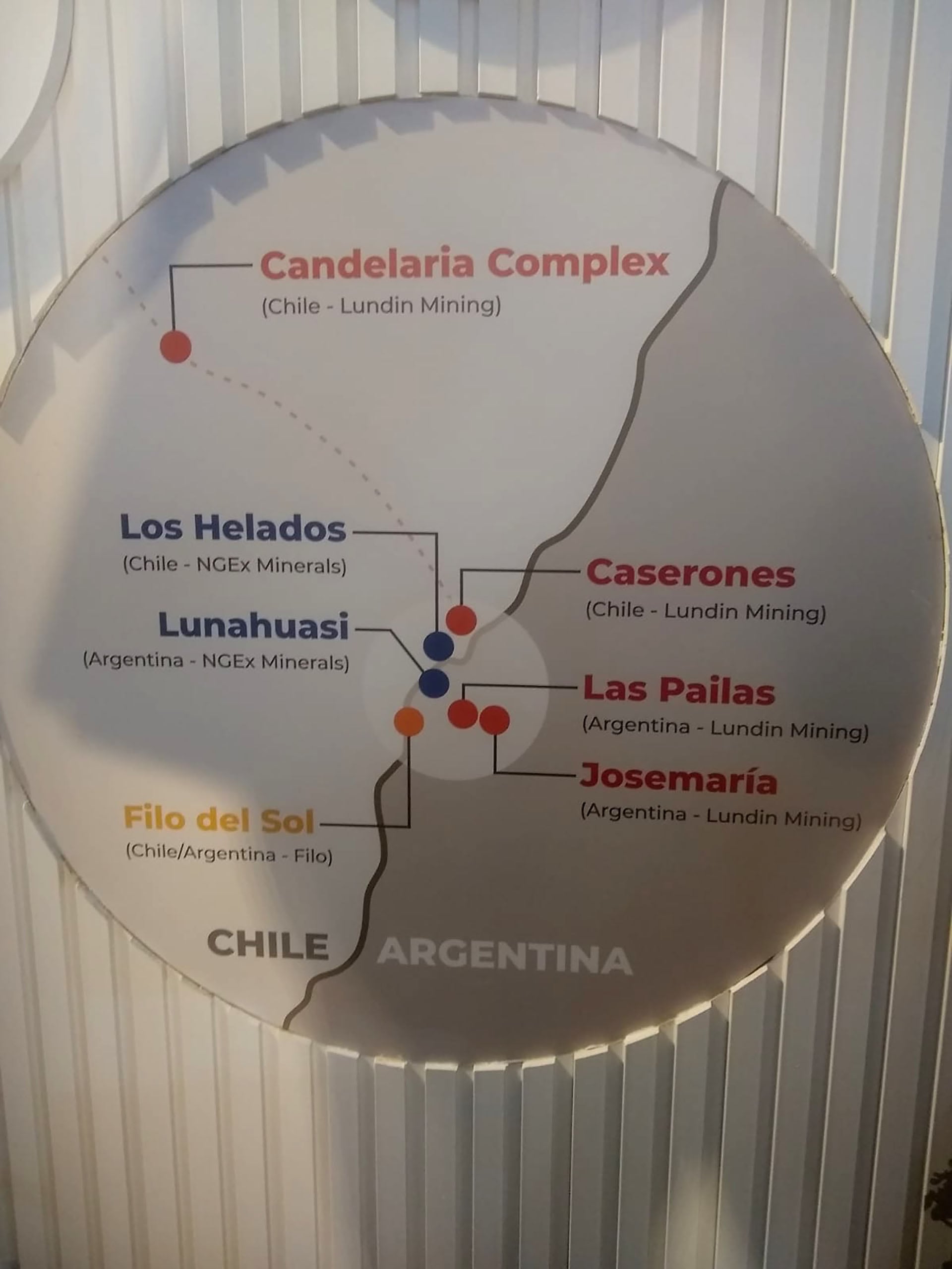 La ilustración, de un stand de Lundin en la Expo San Juan Minera de 2024, donde se constituyó la