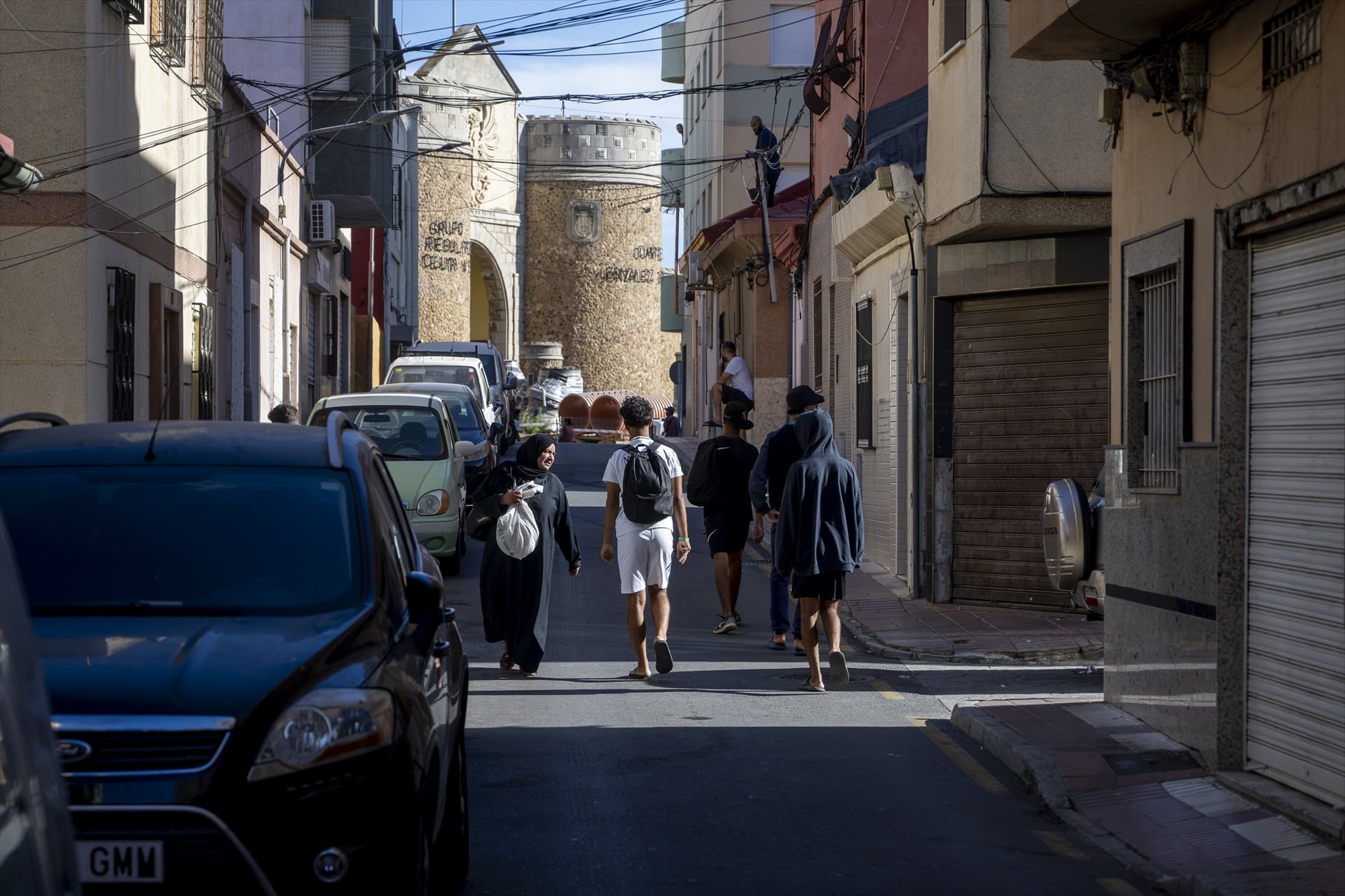 Varias personas en las calles del barrio de San José-Hadú, en Ceuta. (Marcos Moreno / Europa Press)