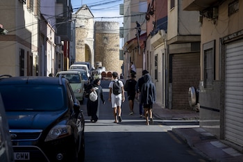 Varias personas en las calles del barrio de San José-Hadú, en Ceuta. (Marcos Moreno / Europa Press)