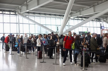 El riesgo de retrasos y cambios de itinerario aumenta para los pasajeros debido a las restricciones en el acceso al Aeropuerto Internacional Palonegro - crédito Hannah McKay/REUTERS