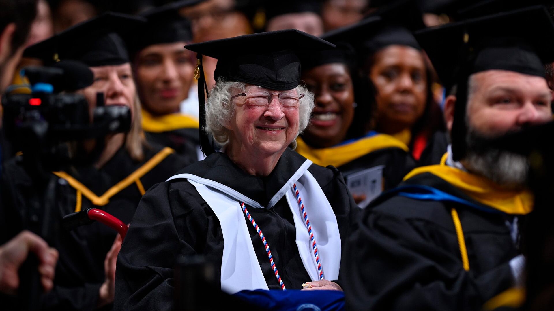 La mujer de 90 años se graduó de la universidad en el marco de una emotiva celebración. (Facebook/Southern New Hampshire University)
