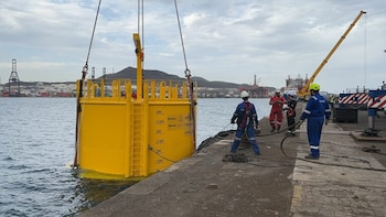 Prueban en Canarias un cilindro gigante capaz de transformar la temperatura del mar en electricidad infinita