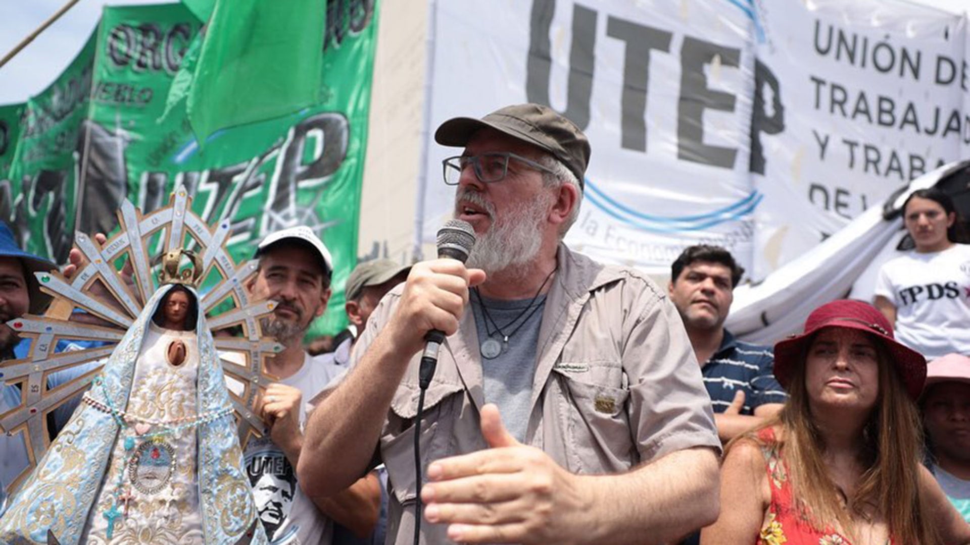 El ex secretario general de la UTEP, Esteban Gringo Castro reclama frente al Desarrollo Social por el entonces programa Potenciar Trabajo