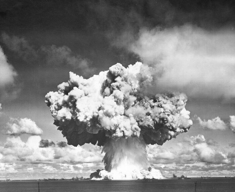 Explosión en el atolón Bikini, un arrecife del océano Pacífico donde Estados Unidos realizó pruebas nucleares en 1946. El nombre del traje de baño fue elegido en alusión a ese escenario (AP)