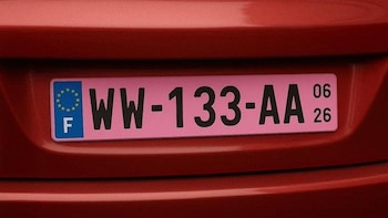Las matrículas rosas llegan a España a partir de este año: qué vehículos las llevan y para qué sirven