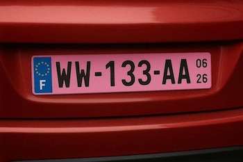 Un coche con matrícula rosa en Francia (X)