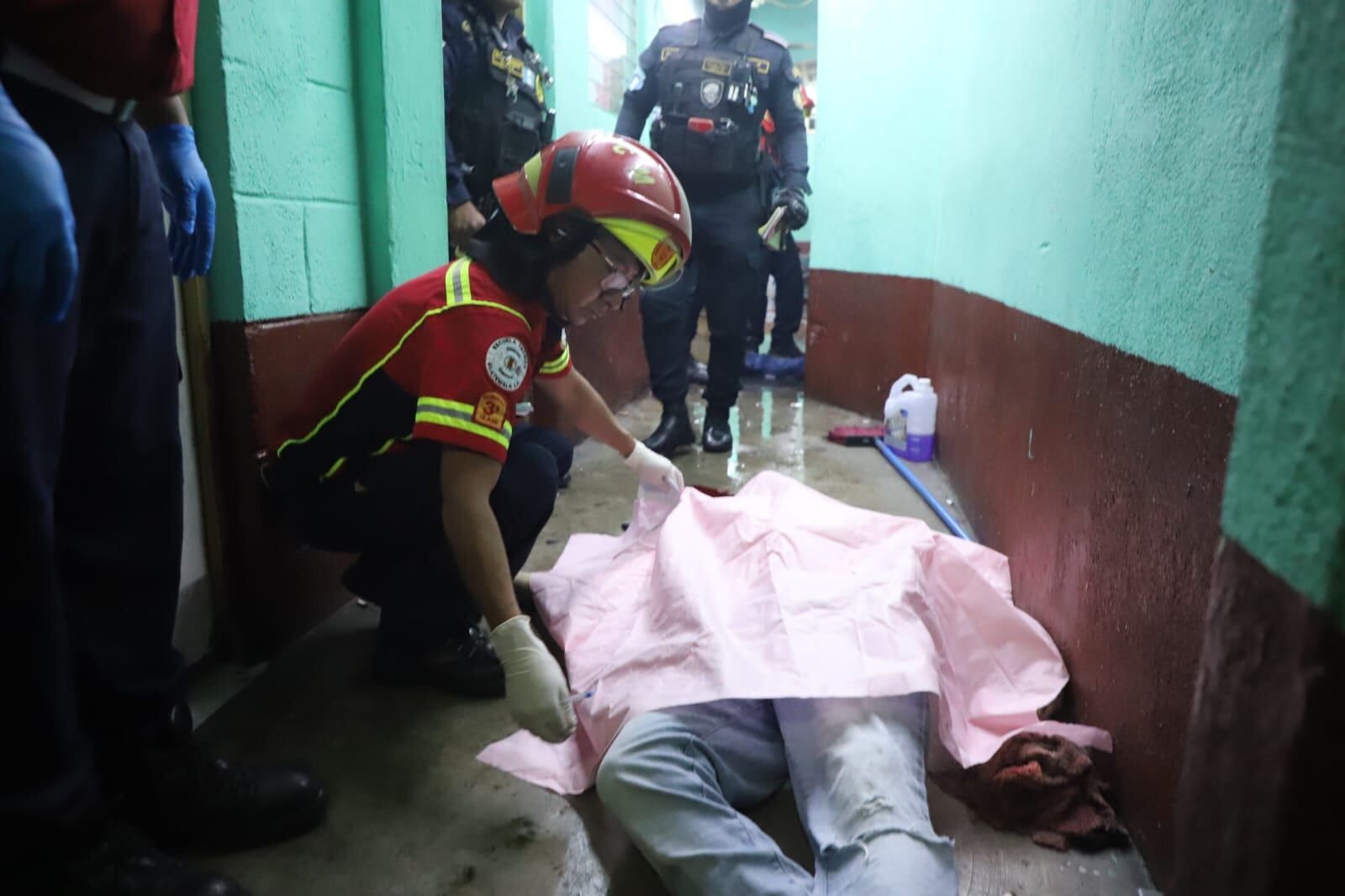 Los Técnicos en Urgencias Médicas encontraron a las cuatro víctimas en el pasillo, con una poza de sangre que conducía hasta el lugar. (Bomberos Municipales)