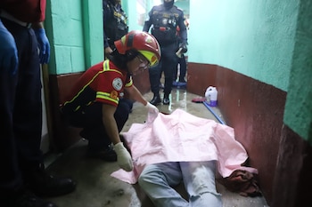 Tres hombres fallecieron y otro resultó gravemente herido en un ataque armado dentro de una pensión de la Ciudad de Guatemala.